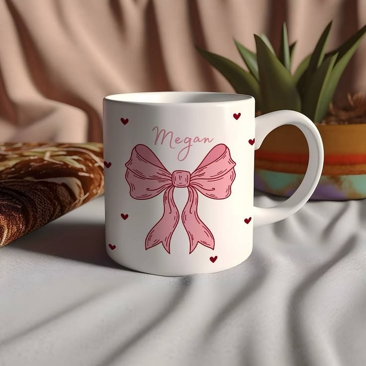 مج أبيض بتصميم القلوب والفيونكه